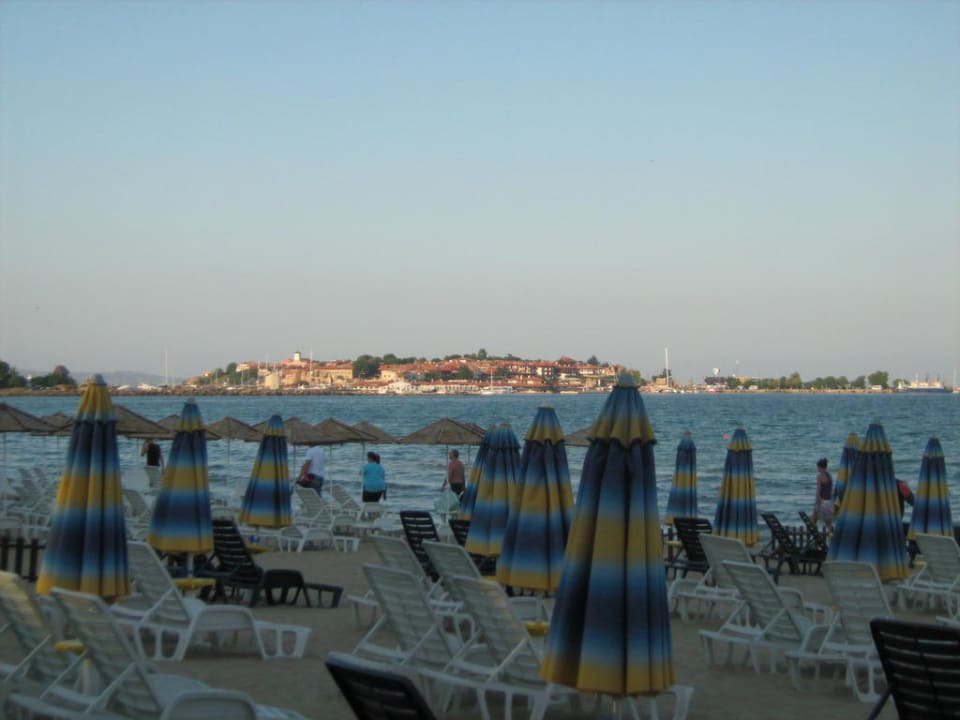 Plaża przed hotelem i widok na stary Nessebyr Hotel Bilyana Beach