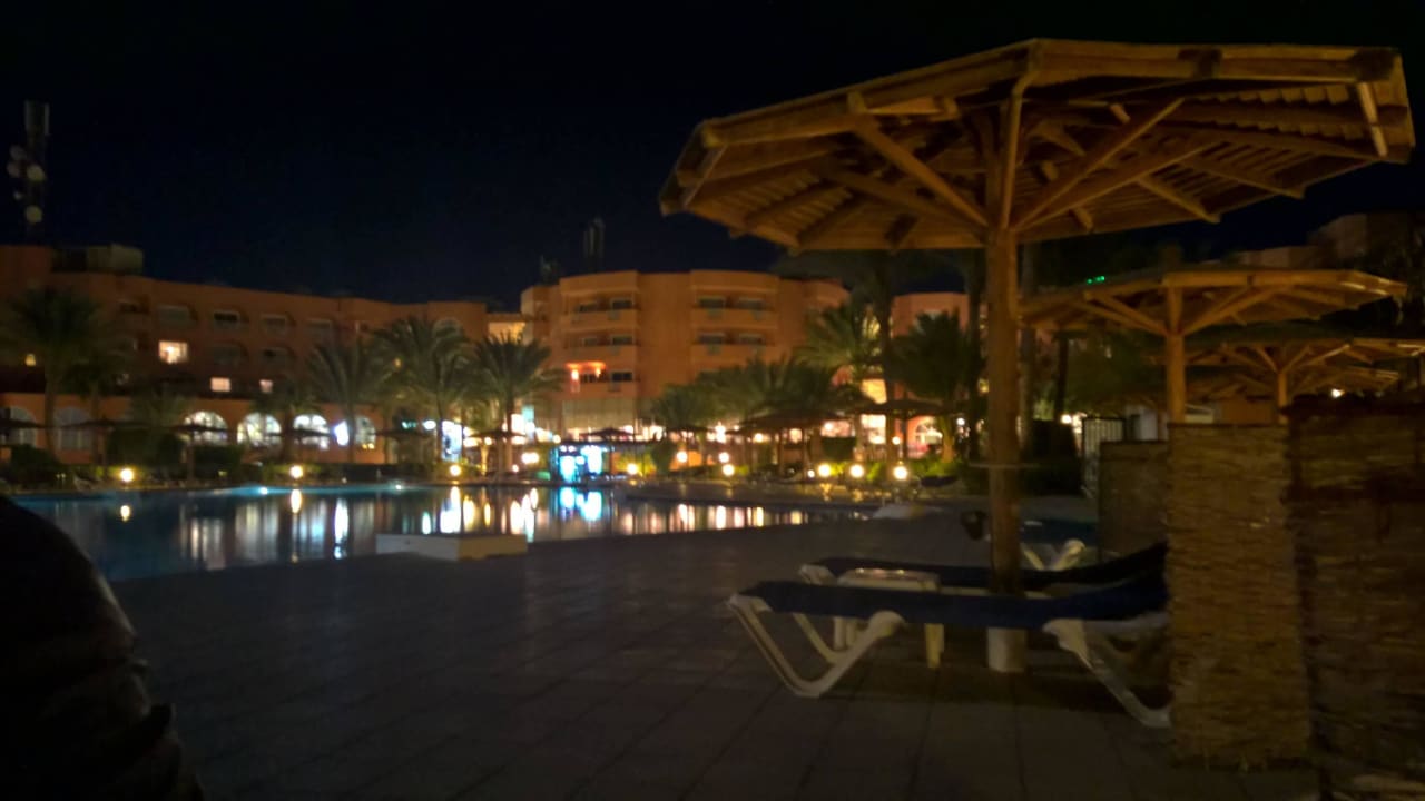 Bei Nacht Golden Beach Resort