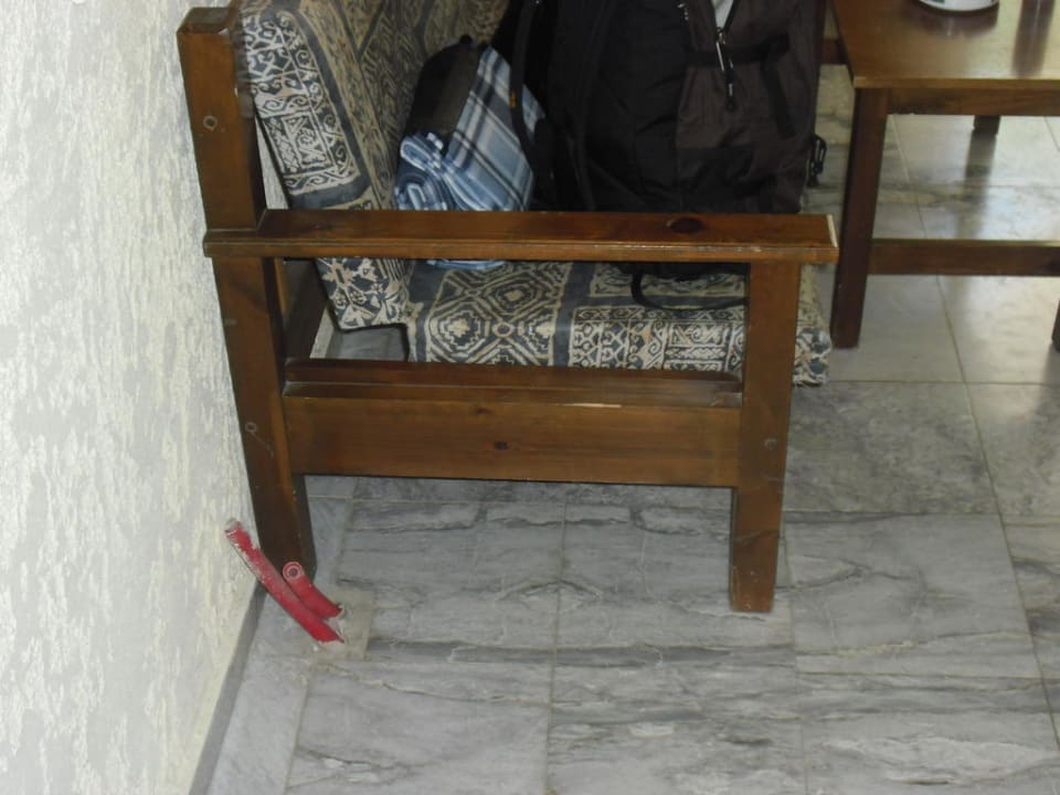 Altes verlebtes Sofa mit Anschlüssen aus dem Boden Bali Mare Village