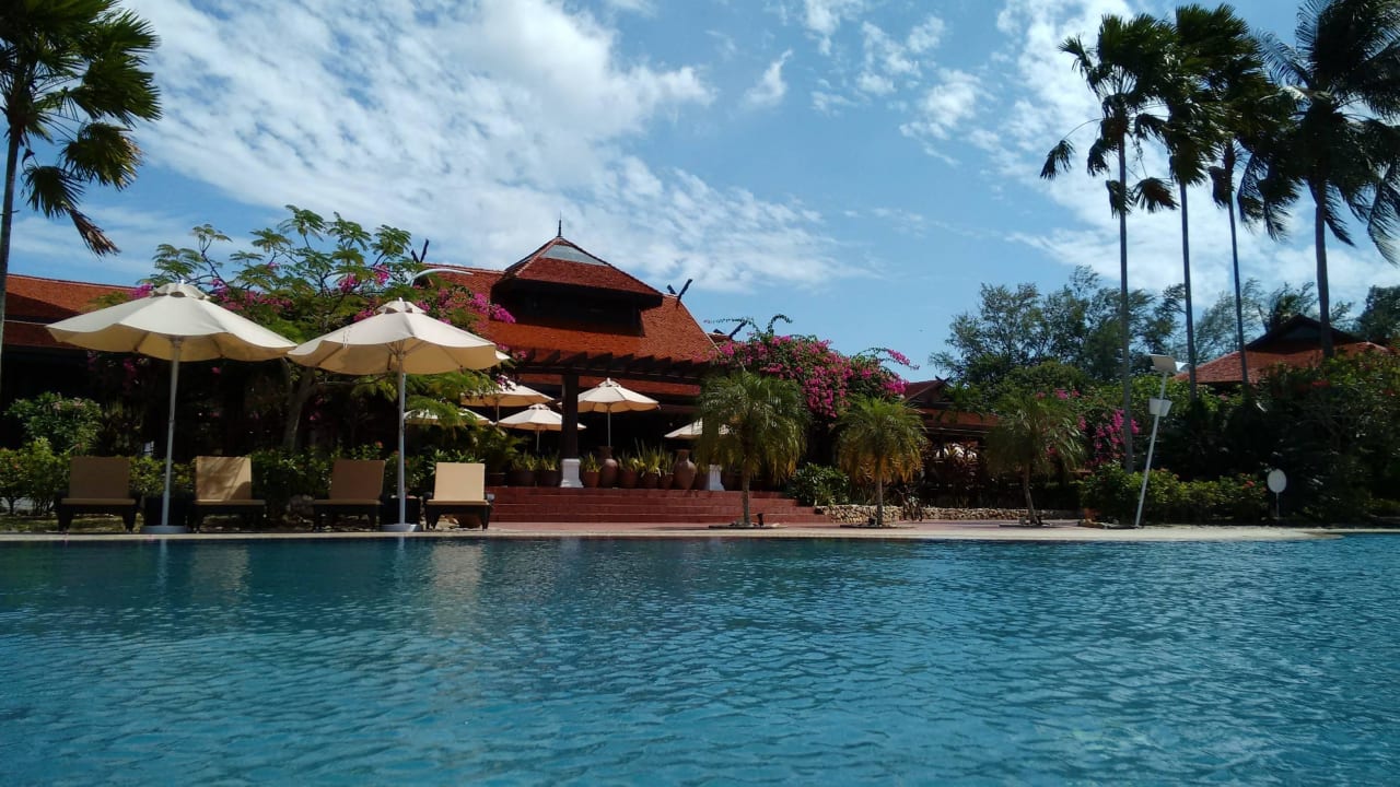 Horizon Pool Pelangi Beach Resort & Spa