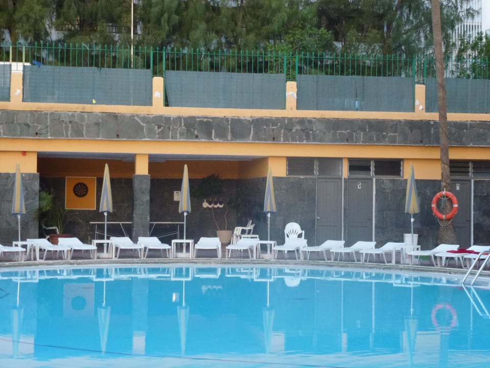 Beim Hauptpool wird Tischtennis und Dart gespielt allsun Hotel Lucana