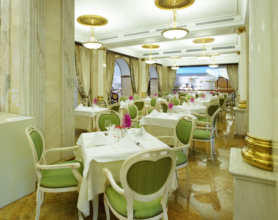 Breakfast area Radisson Collection Hotel Moscow