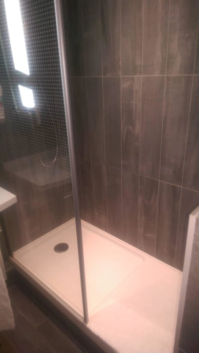 Badezimmer mit Dusche Hotel Ibis Brussels off Grand'Place