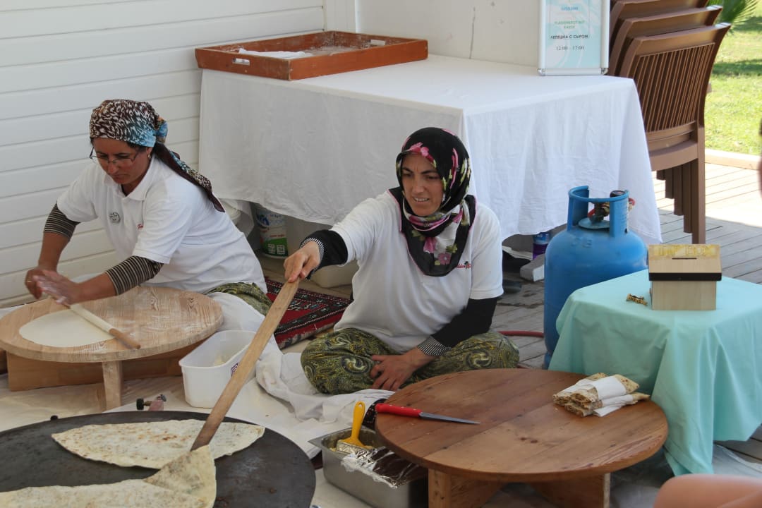 Strandbar - Frauen beim Backen VONRESORT Golden Beach