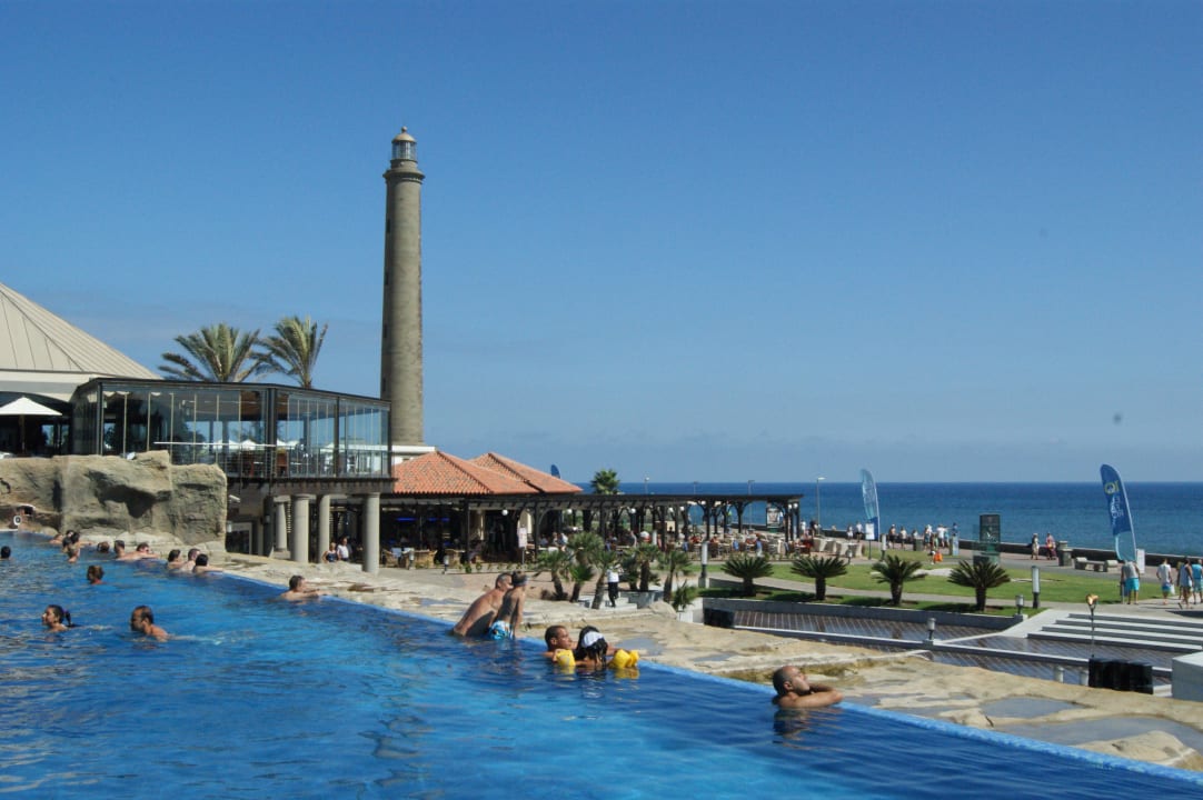 Blick vom Pool über Strandpromenade auf s Meer Lopesan Costa Meloneras, Resort & Spa