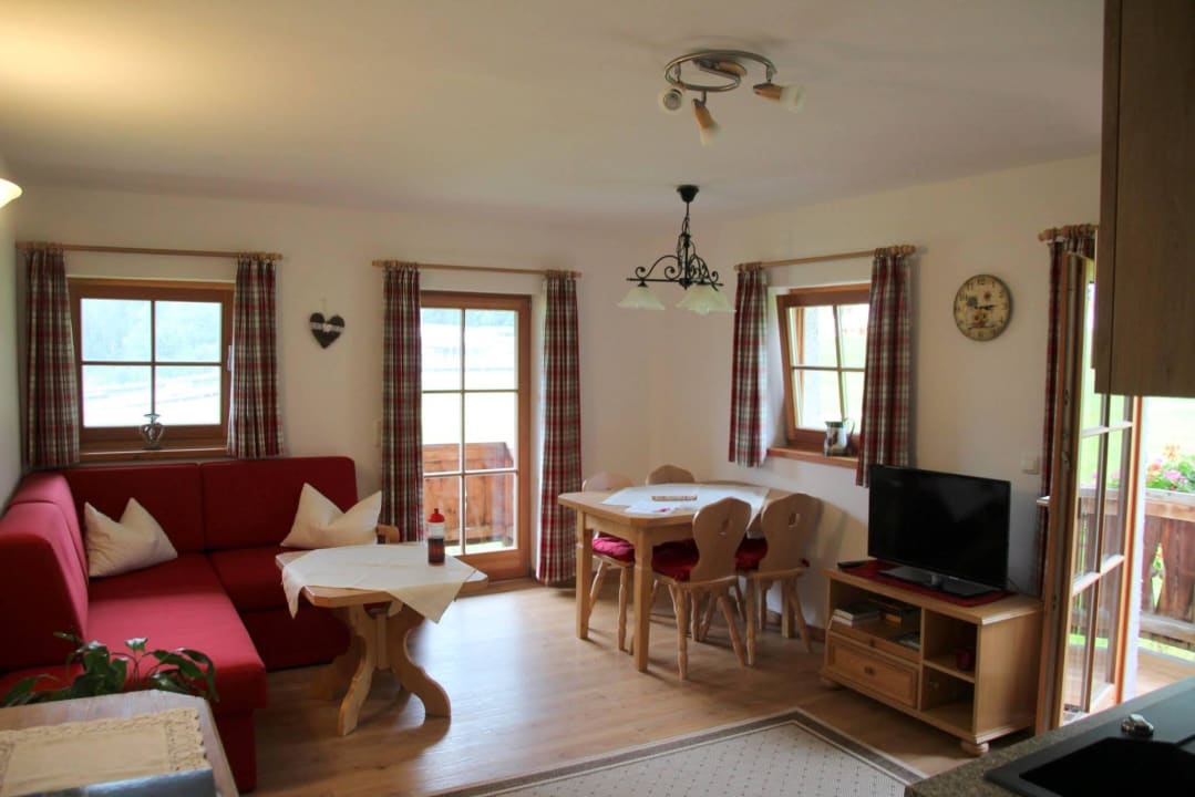 Wohnzimmer mit Eckbalkon und Seeblick Ferienwohnung Hafnerlehen