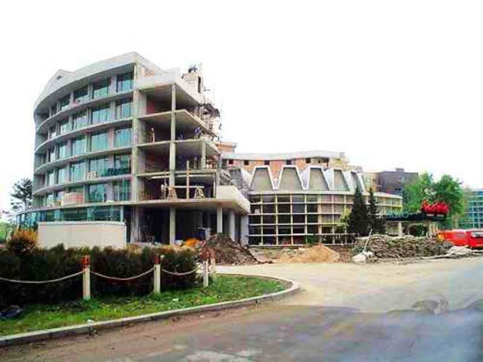 Angeblich 2003 erbaut. Das Bild ist vom Mai 2004! Hotel Colosseum