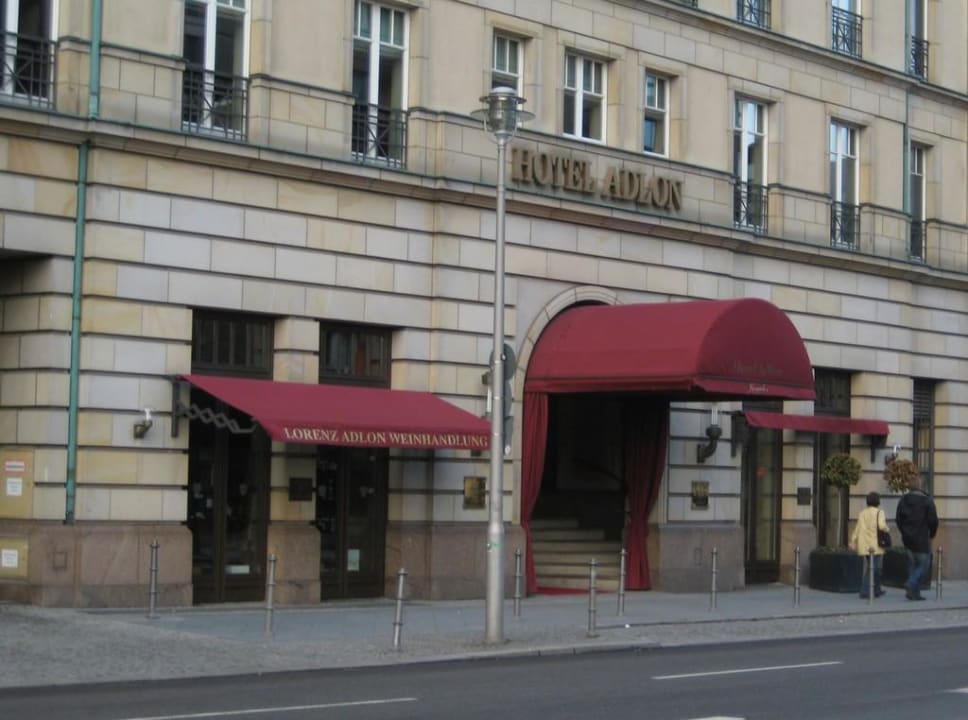Seiteneingang des Adlons Hotel Adlon Kempinski Berlin