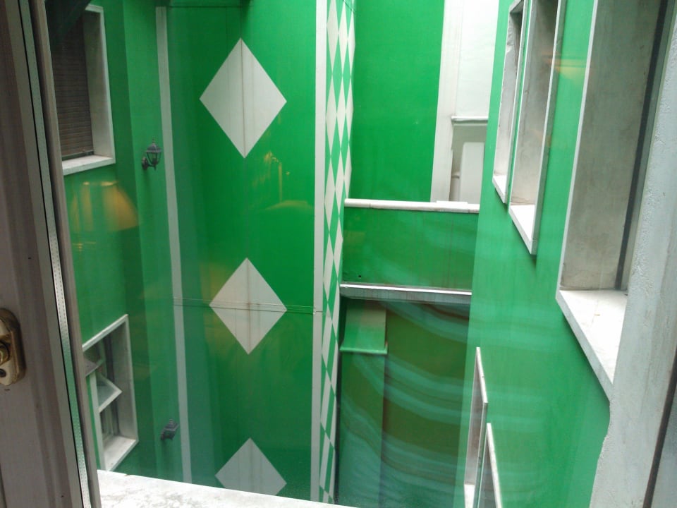 Ausblick aus dem Fenster in den Lichtschacht Bauer Palazzo