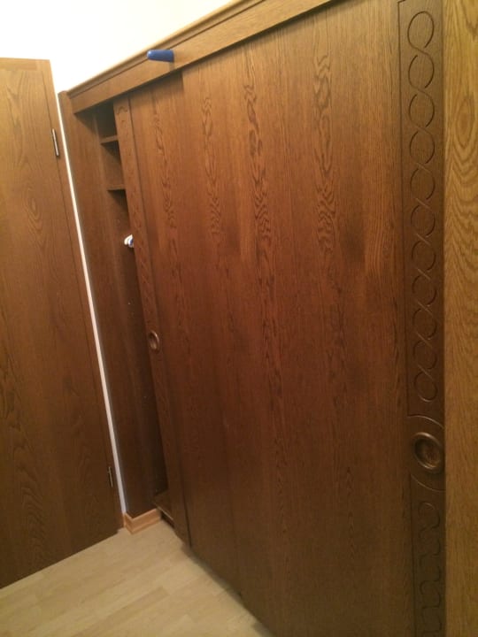 Flur mit großem Kleiderschrank Parkhotel Ruhpolding