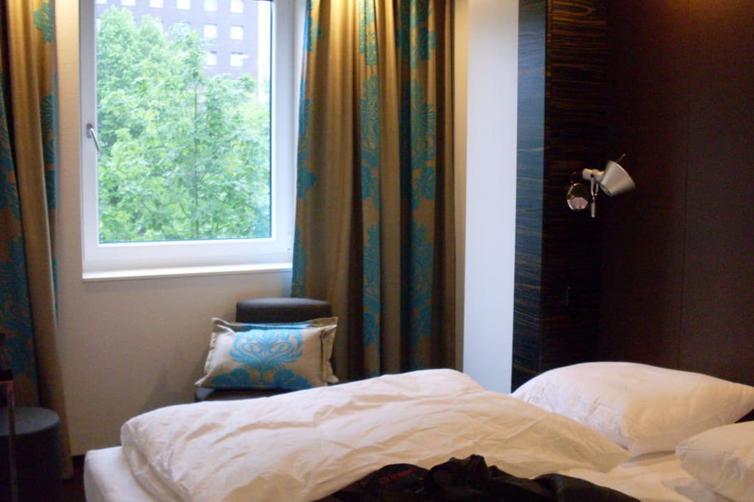 Bett und Sitzgelegenheit Motel One Hamburg-Alster