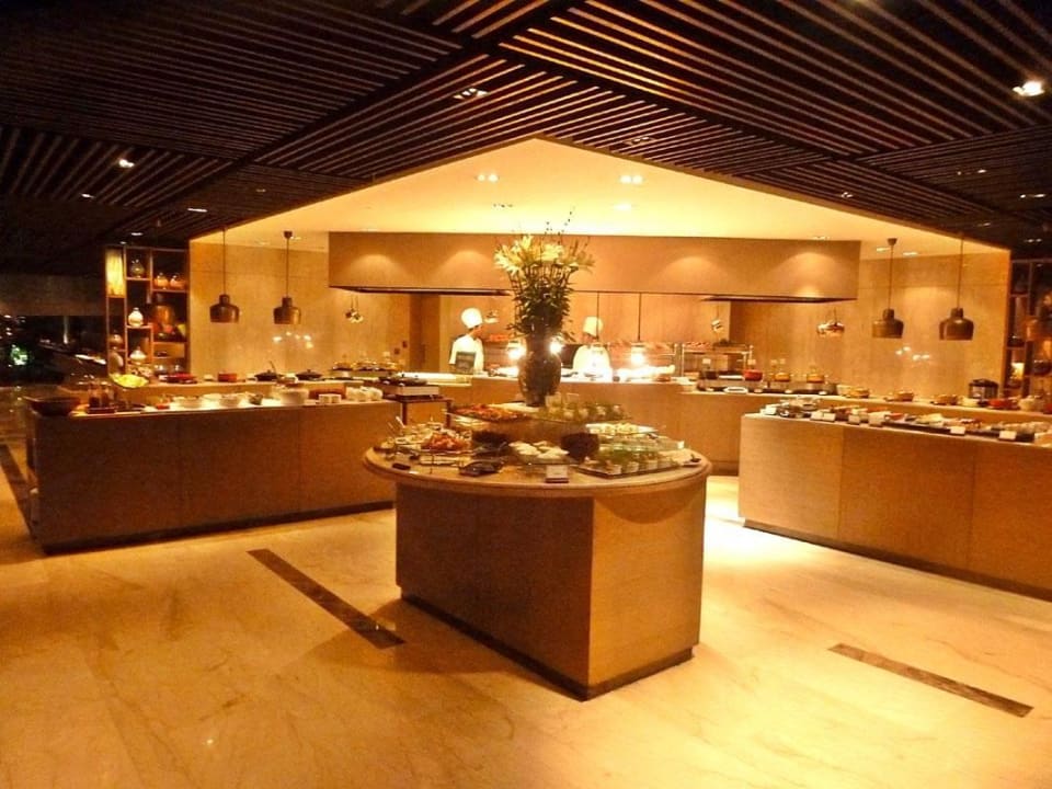 Dinner im Cafe Knosh The Leela Ambience Convention Hotel Delhi