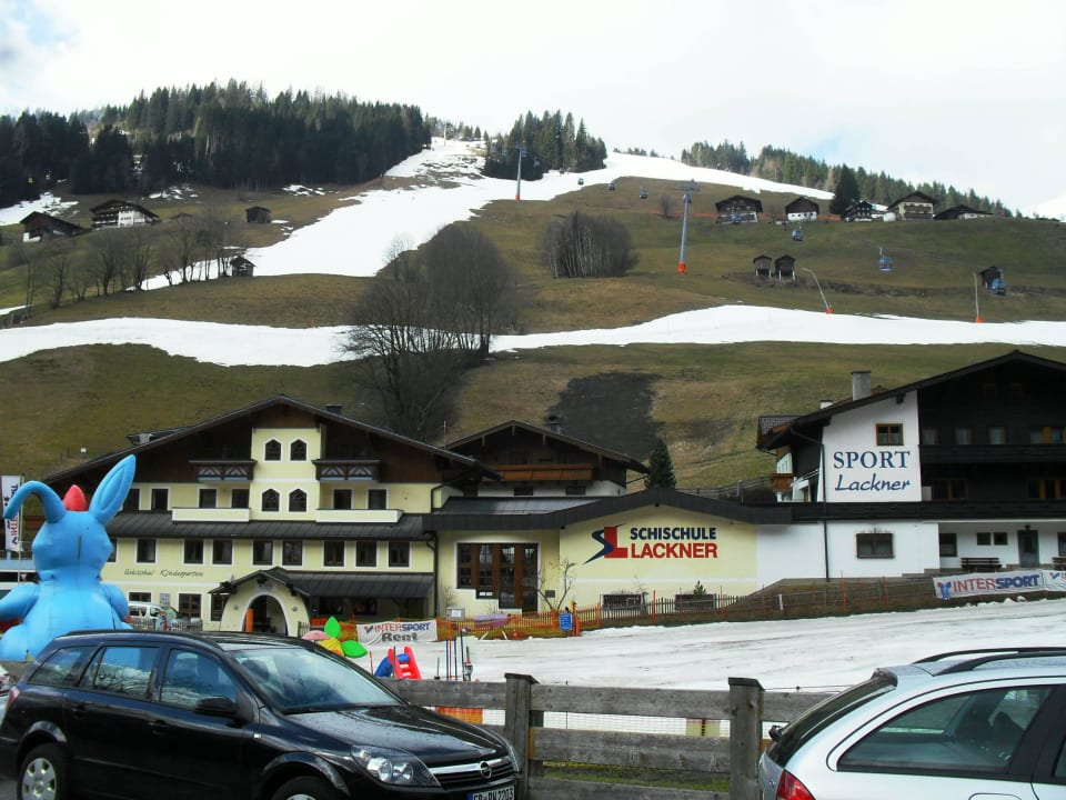 Blick vom Haupteingang ins Skigebiet (März) Hotel Tauernhof