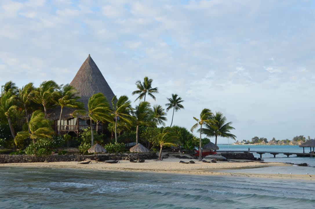 Haupthaus mit Matira Beach im Hintergrund Sofitel Bora Bora Private Island