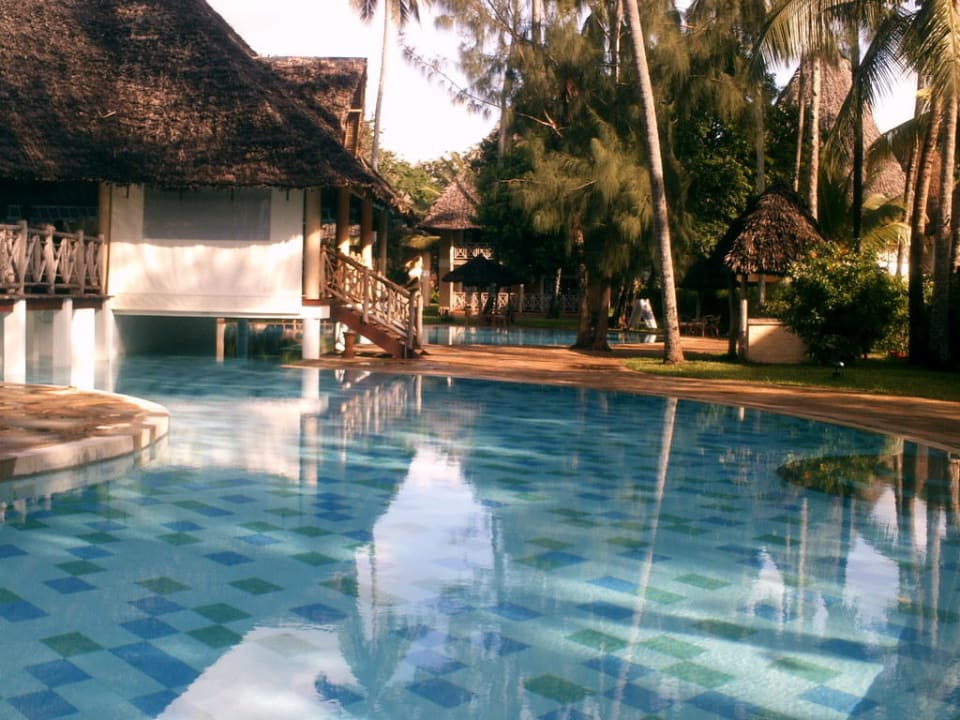 Schön sauberer Pool! Neptune Village Beach Resort & Spa