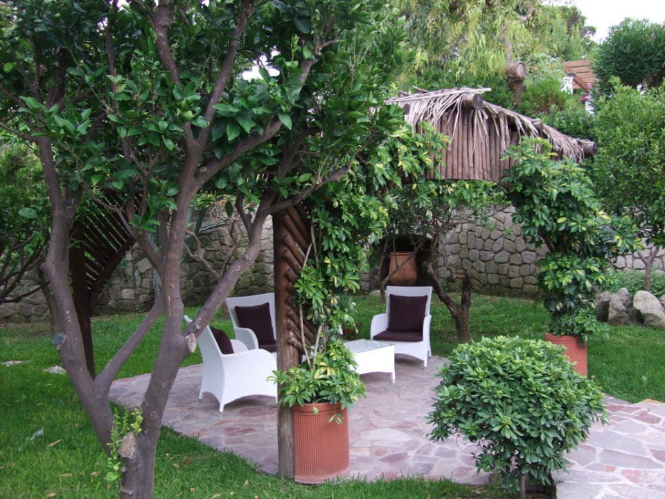 "Gemütliche Sitzecke im Garten" Hotel Tritone Terme &amp; Spa