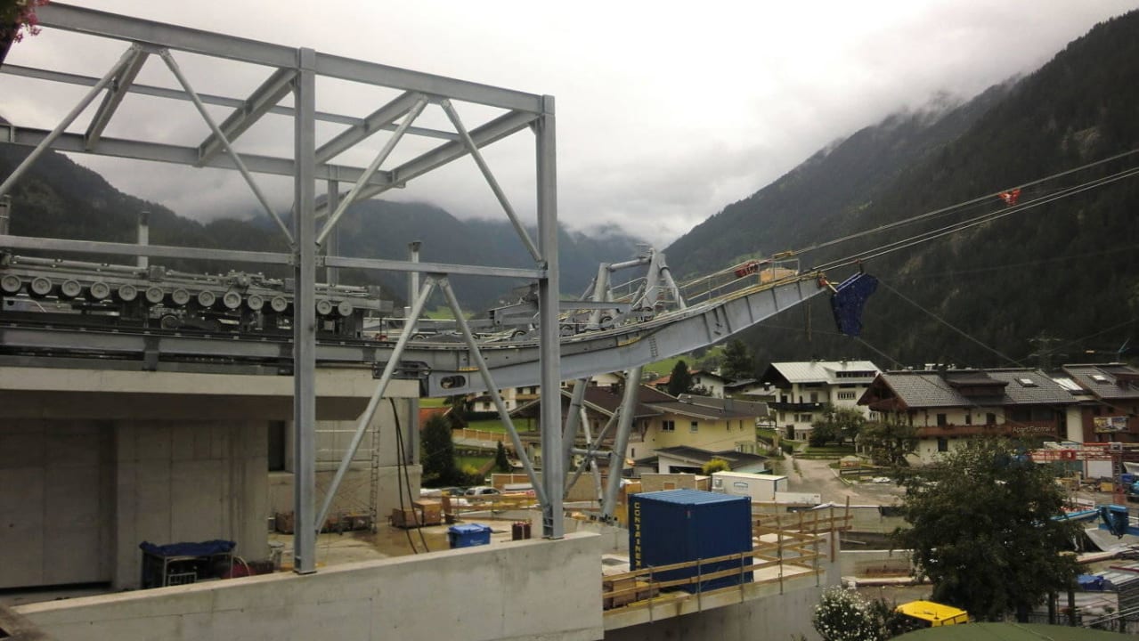 Blick auf die Baustelle Penkenbahn Strass - Sport&Spa Hotel