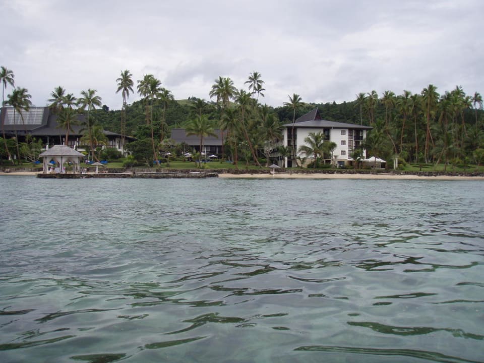 Hotel und Garten vom Wasser Warwick Fiji Hotel
