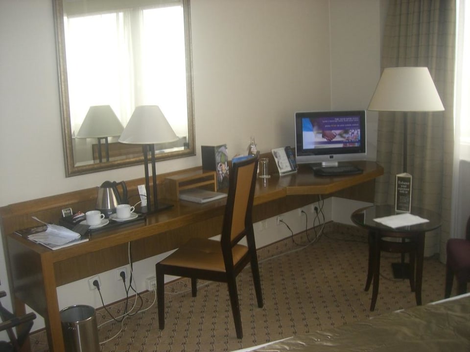 Schreibtisch und TV Gerät Grand Hotel Prague Towers