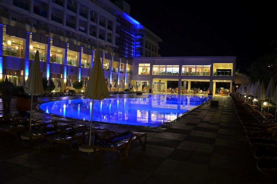 Basen nocą Solivia Hotel