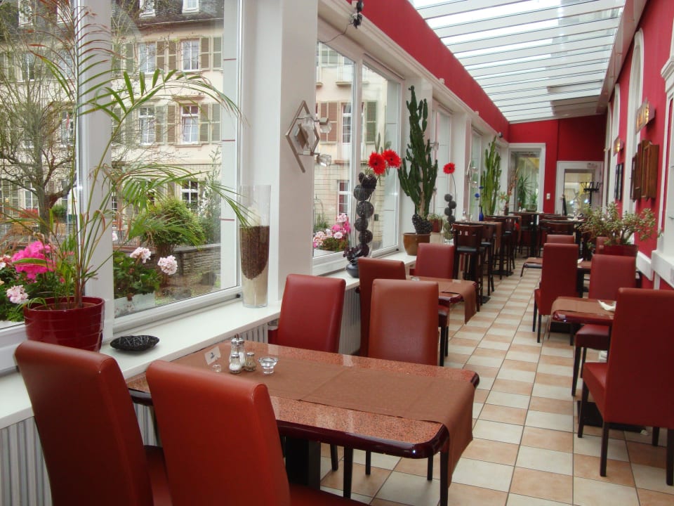Im Wintergarten lässt sich fürstlich speisen Kurhotel Quellenhof