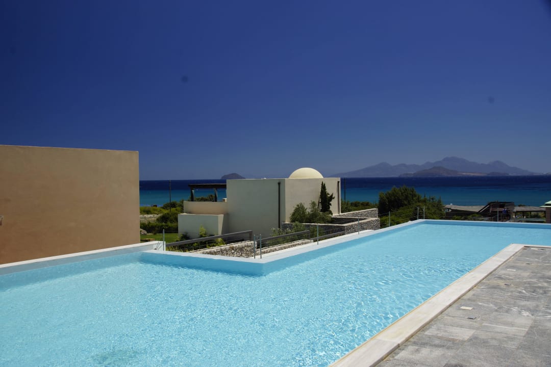 Blick über inen Pool nach Nissyros Atlantica Belvedere Resort