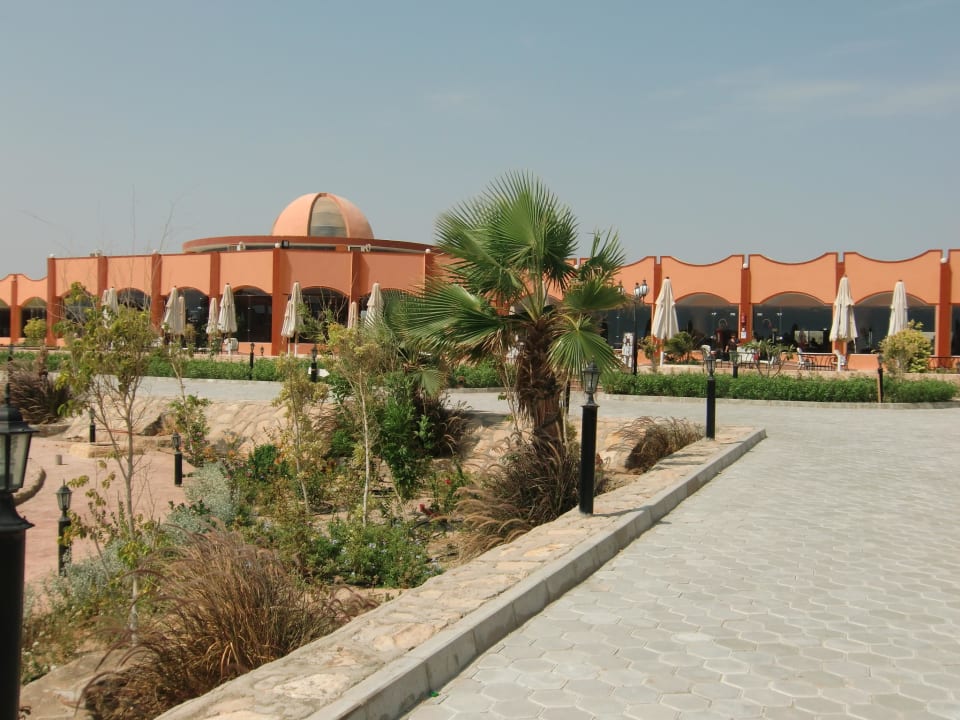 Haupteingang des Hotels & Hauptrestaurant (rechts) Three Corners Happy Life Beach Resort