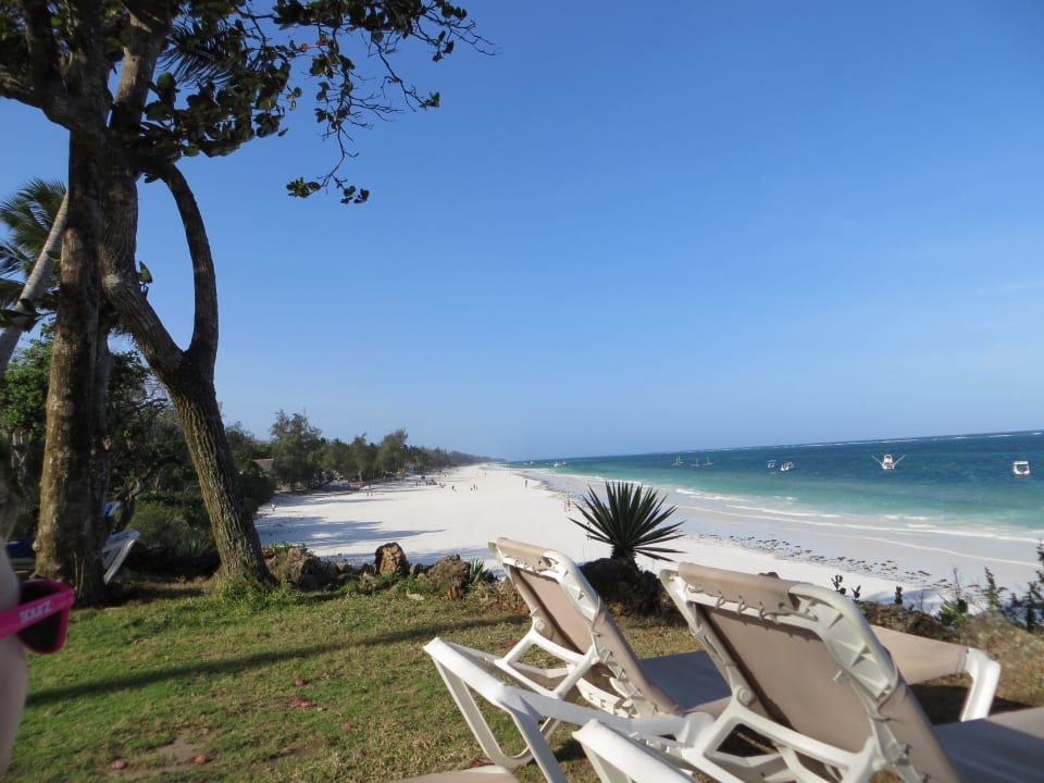 Blick vom Hotelbereich auf Strand Baobab Beach Resort & Spa
