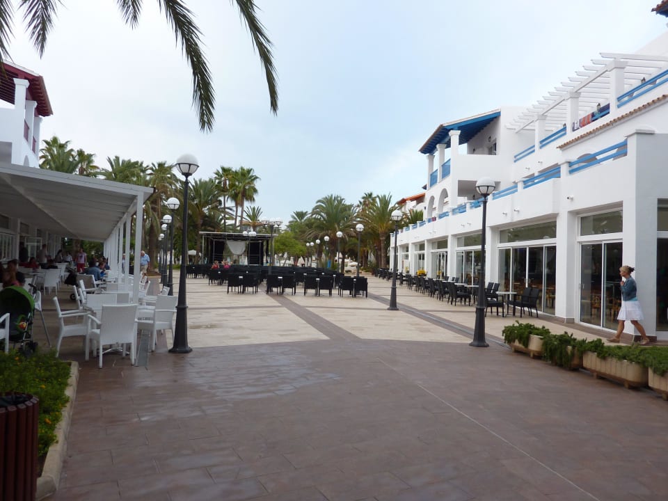 Blick von der Lobby zur Bühne Calimera Fido Gardens