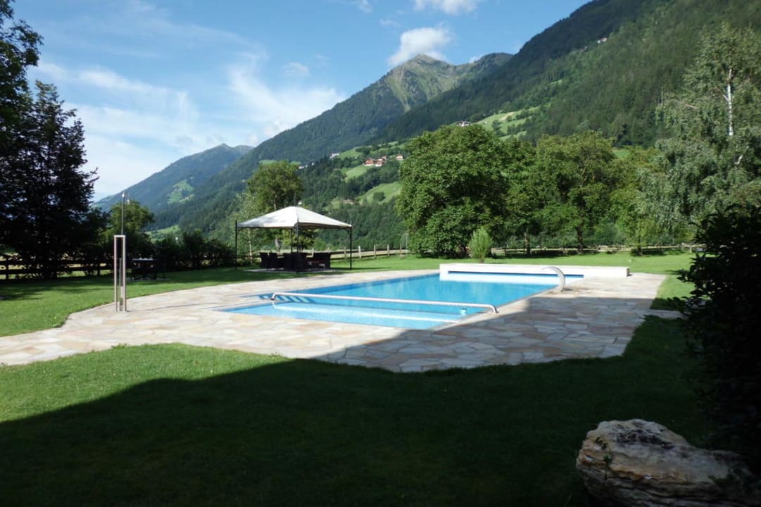 Blick auf Garten mit Pool Hotel Wiesenhof Garden Resort