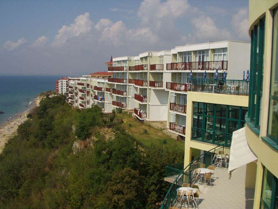 Außenansicht der vierstöckigen Hotelanlage Paradise Beach Hotel