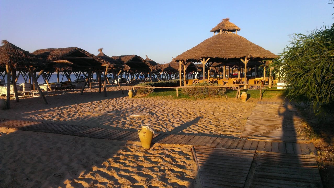 Strand am Morgen mit Restaurant The Orangers Beach Resort and Bungalows