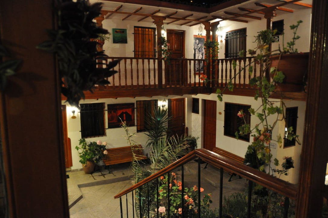 Innenhof bei Nacht Hotel Rumi Punku