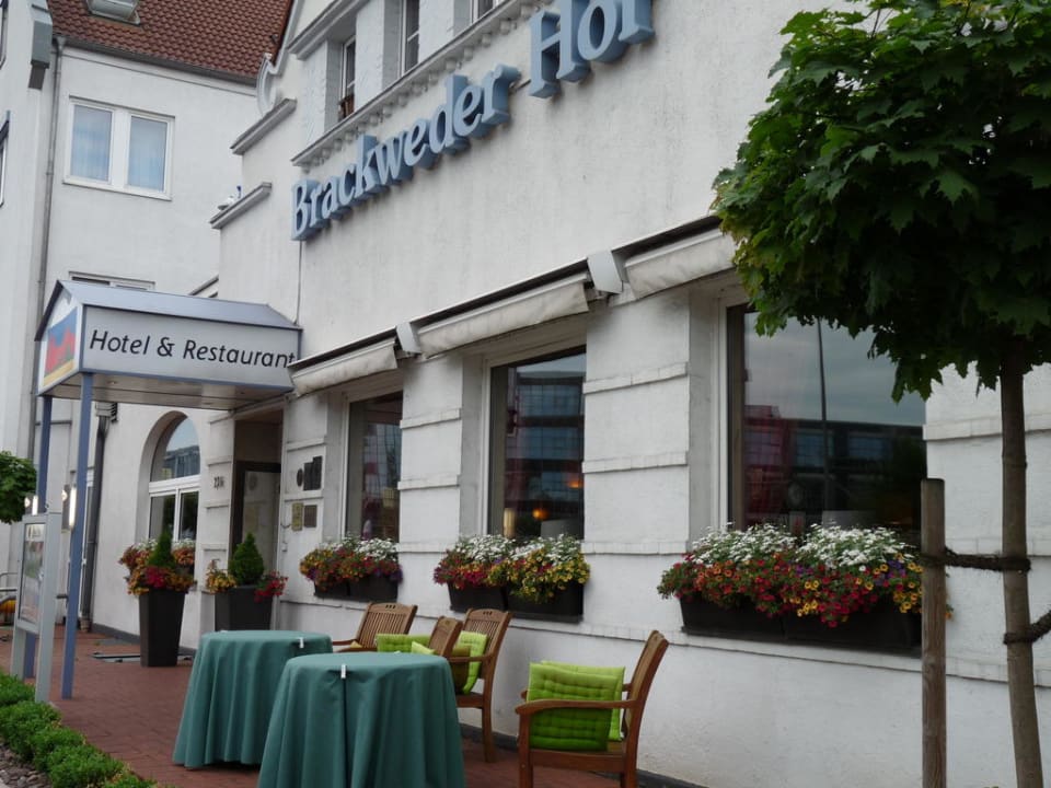 Brackweder Hof: Eingang mit Blumendeko Hotel Brackweder Hof