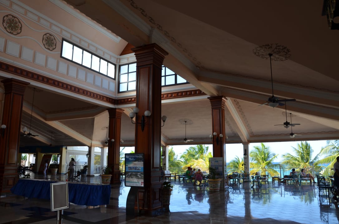 In der Lobby mit Blick aufs Meer Hotel Riu Ocho Rios