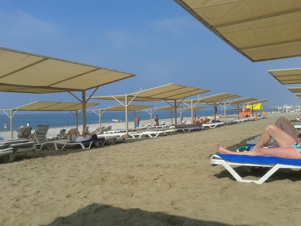 Recht ruhiger Strand Club Turtas Beach Hotel