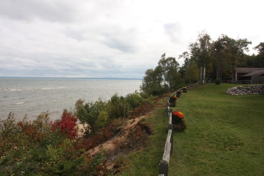 Garten mit Blick auf den See Magnuson Grand Hotel Lakefront