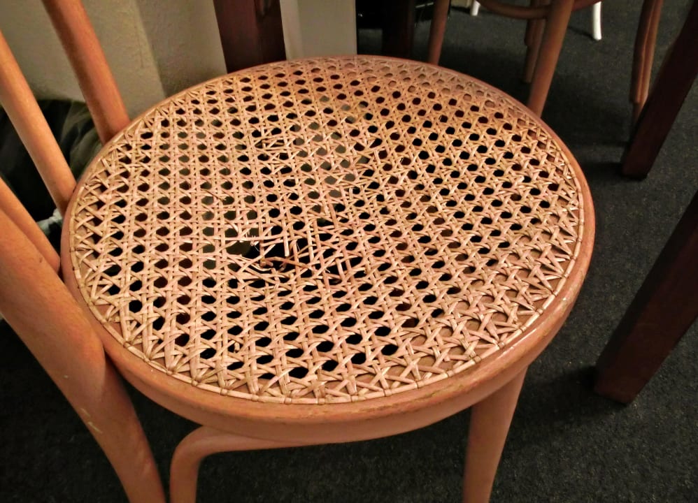 Schäden am Sitzstuhl Charlotte Guest House