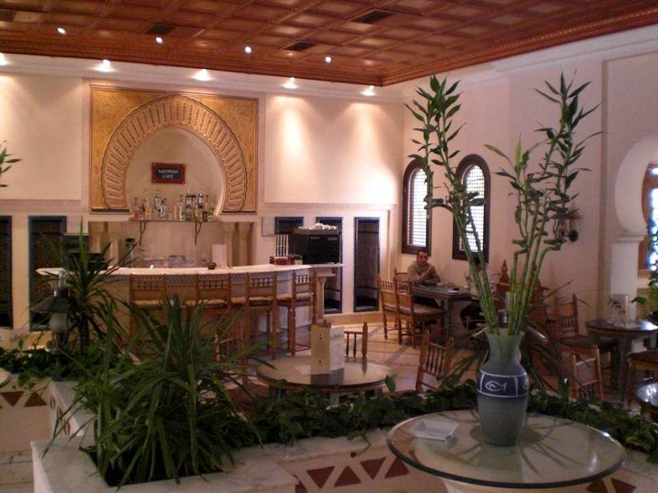 Cafe in der Lobby Mercure Luxor Karnak
