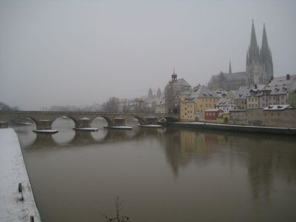 "Steinerne Brücke" und Dom Sorat Insel Hotel Regensburg