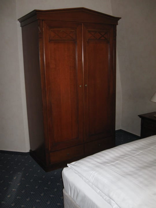 Kleiderschrank in Doppelbett Schlafzimmer Villa Sommerfreude