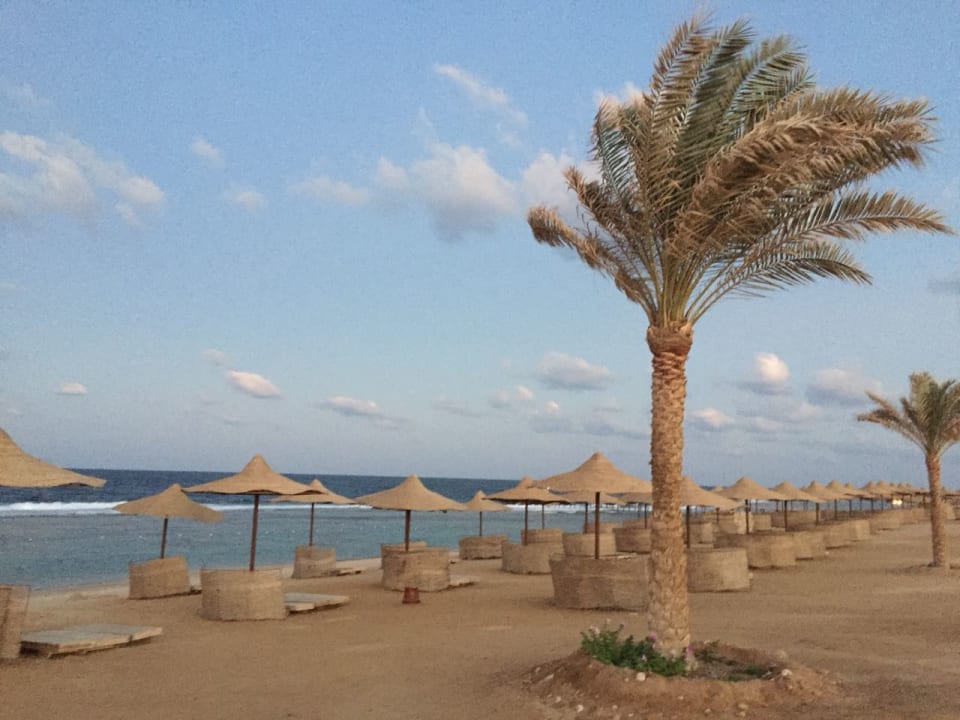 Schön großer Strand  Three Corners Sea Beach Resort