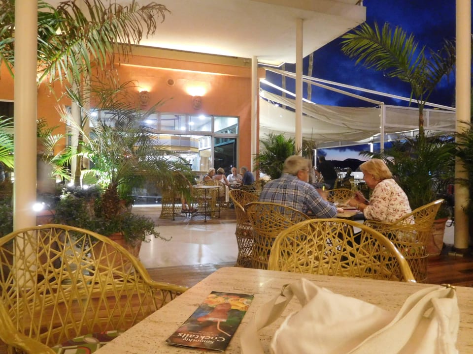 Hotel-Bar an der Strandpromenade Bull Reina Isabel & Spa