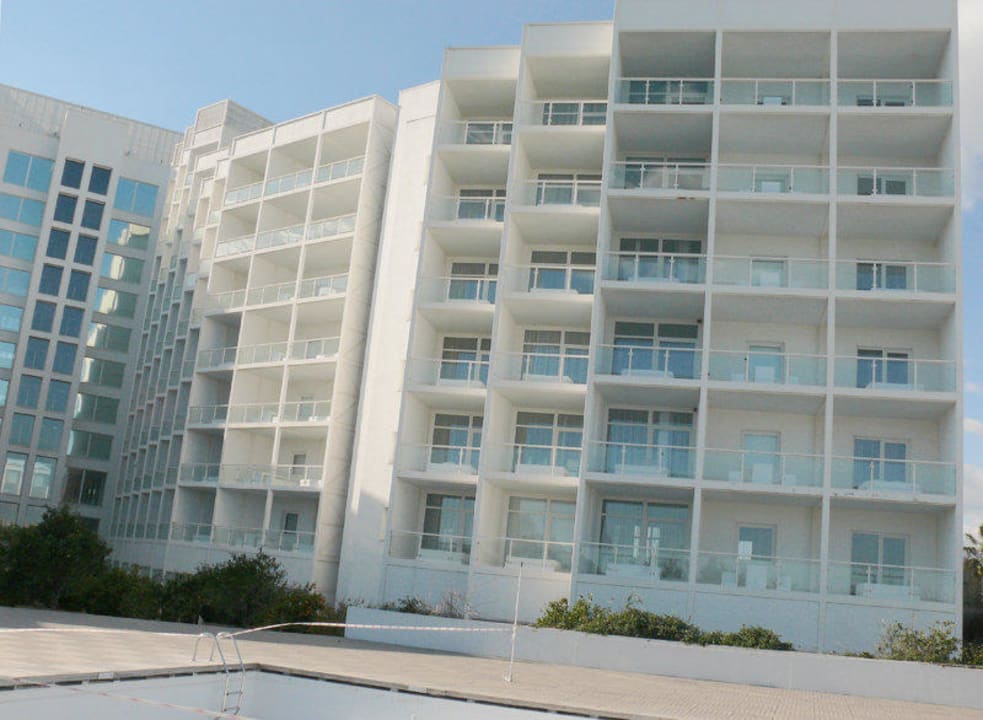 Blick vom Pool zum Hotel Hotel SU & Aqualand