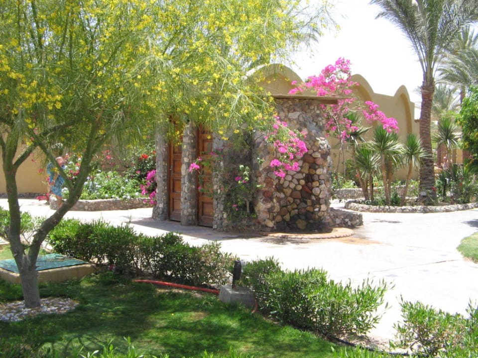Toiletten mit Dusche am Strand Jaz Makadina