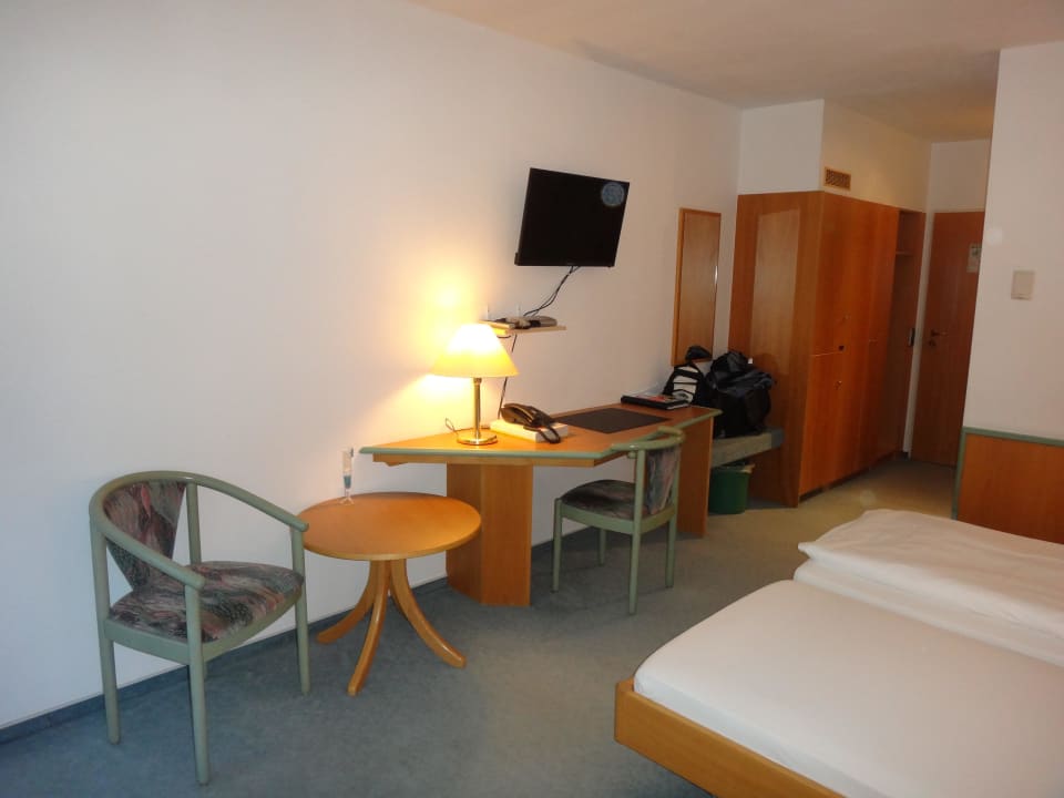 TV mit Schreibtisch Paulin Hotel Trier