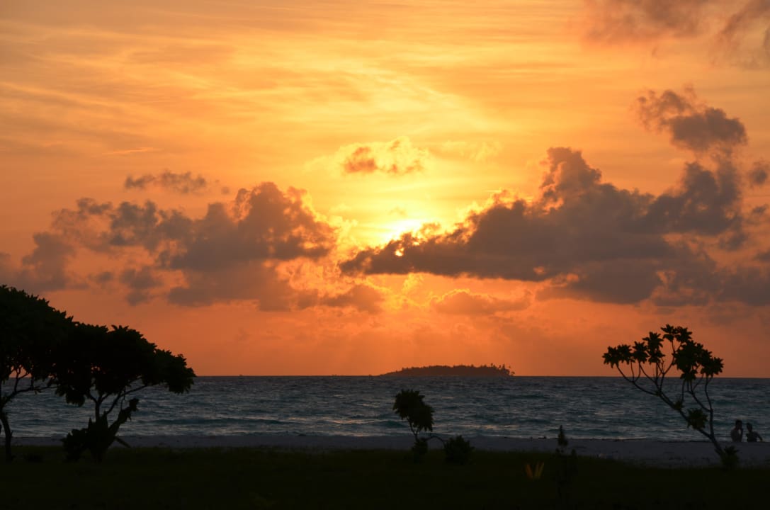 Eines der vielen fantastischen Sonnenuntergänge... Meeru Maldives Resort Island