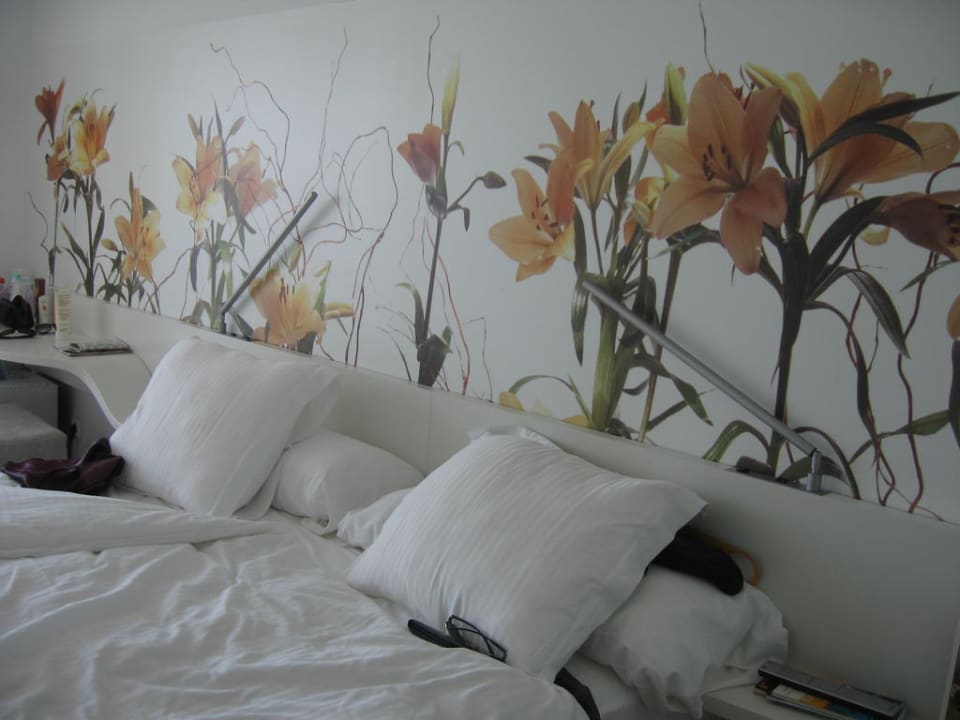 Verschiedene Motive an der Wand Iberostar Waves Bahia de Palma