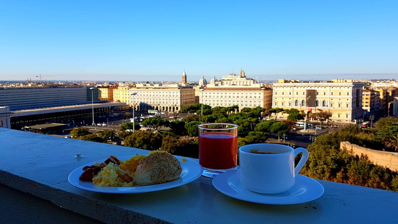 Frühstück auf der Dachterrasse The Independent Hotel