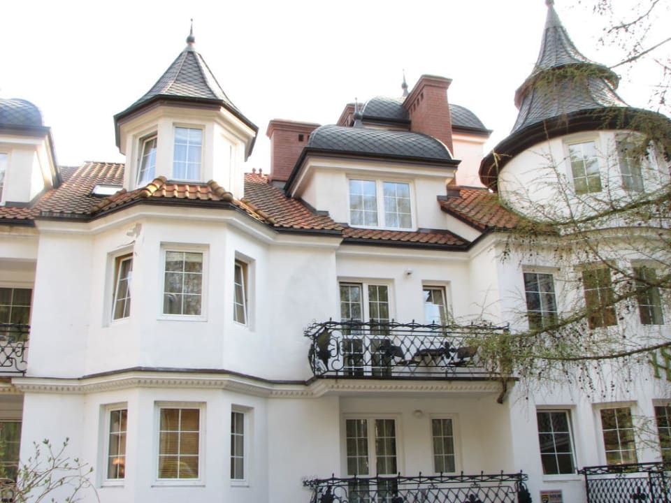 Widok od strony lasu i parkingu Hotel Solar Palace Spa & Wellness